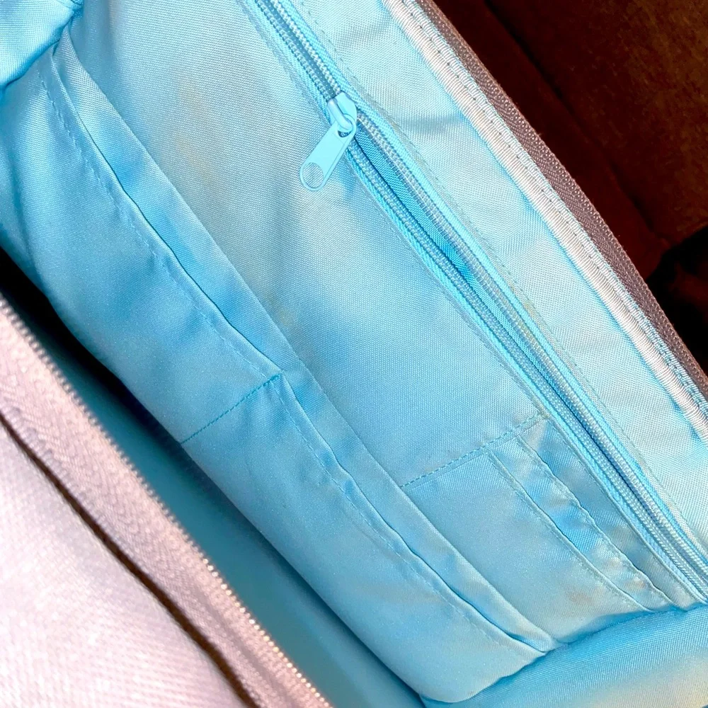 Belkin 17” notebook messenger bag. Cushioned compartment for laptop.